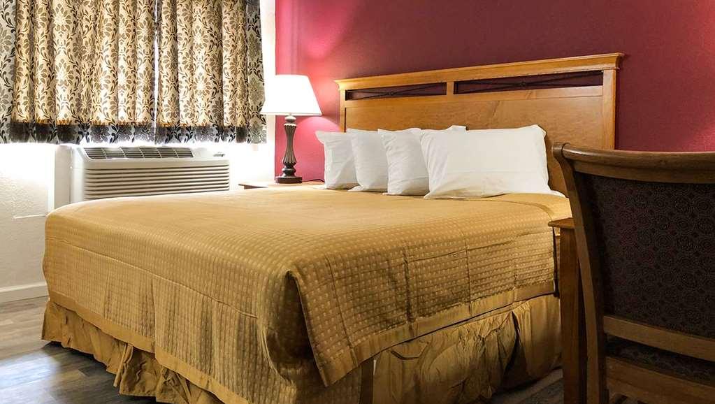 Budget Inn Ontario Room photo